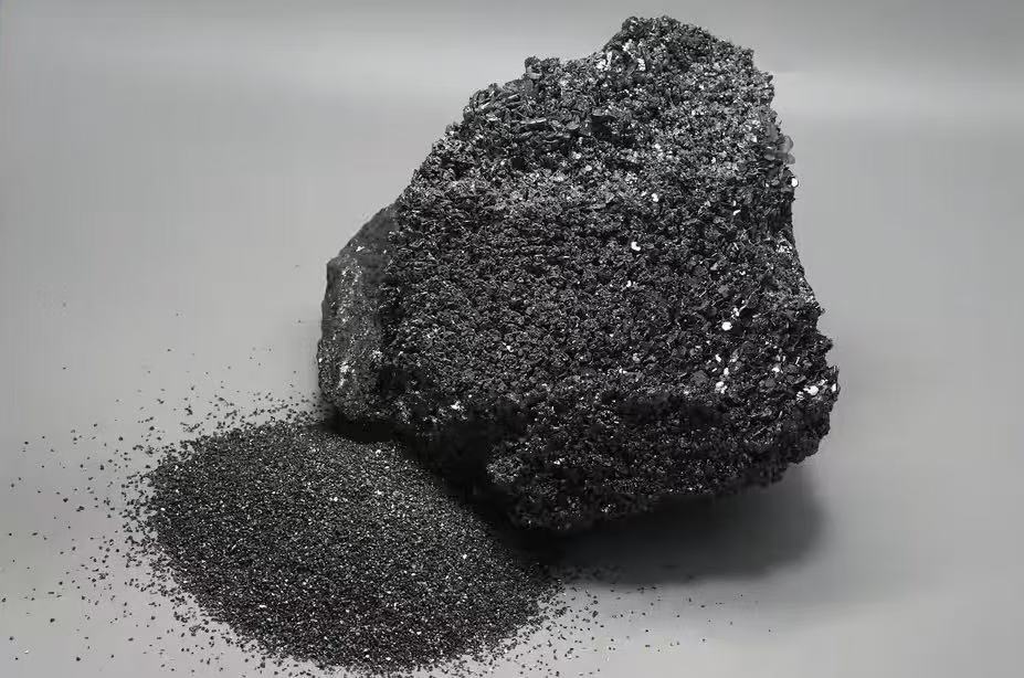 In che modo la dimensione e la purezza delle particelle in carburo di silicio influiscono su miscele refrattarie: focus del settore e soluzioni personalizzate di Okama Giken Minerals
